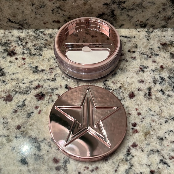 Jeffree Star Natural Luminous Setting Powder - Picture 4 of 7